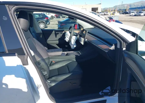 2025 Tesla Model Y Long Range Dual Motor Rear-Wheel Drive z USA, uszkodzony, nr VIN 7SAYGDED4SF277310